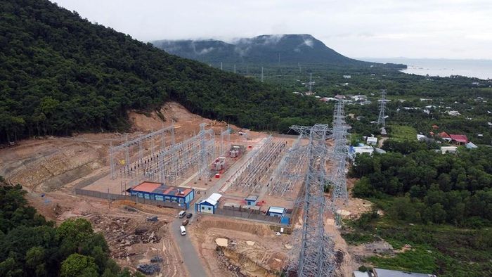  TBA 220kV Phú Quốc có quy mô 2x250MVA và 2x19 km đường dây 220kV đấu nối, được EVNSPC khởi công ngày 20/12/2025, đóng điện thành công vào 23h30 ngày 19/8/2026. Đây là dự án huyết mạch để chuyển đổi cấp điện áp vận hành 220kV cho đường dây Kiên Bình – Phú Quốc, nâng năng lực cấp nguồn lên 500MVA. Ảnh: Huy Hùng – TTXVN