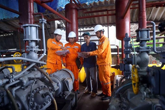 Công nhân điện lực Phú Quốc (PC An Giang) hướng dẫn sử dụng điện an toàn tiết kiệm. Ảnh: Huy Hùng - TTXVN