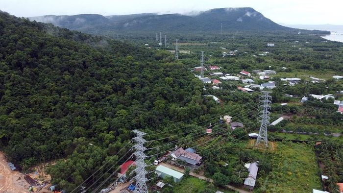 Đường dây 110 kV Phú Quốc - Bắc Phú Quốc có tổng mức đầu tư gần 353 tỷ đồng, đóng điện ngày 28/8/2026; công trình có quy mô 2x20,7km và 75 vị trí trụ. Ảnh: Huy Hùng - TTXVN