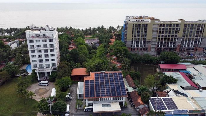 Điện mặt trời mái nhà được lắp đặt tại khách sạn Famiana (đặc khu Phú Quốc). Ảnh: Huy Hùng - TTXVN