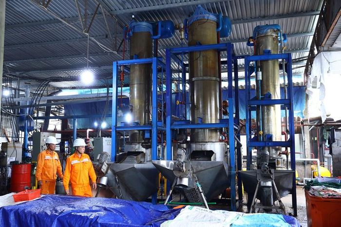 Công nhân điện lực Phú Quốc (PC An Giang) kiểm tra hệ thống điện của khách hàng tại cơ sở xuất nước đá của Cty TNHH TK55. Ảnh: Huy Hùng - TTXVN