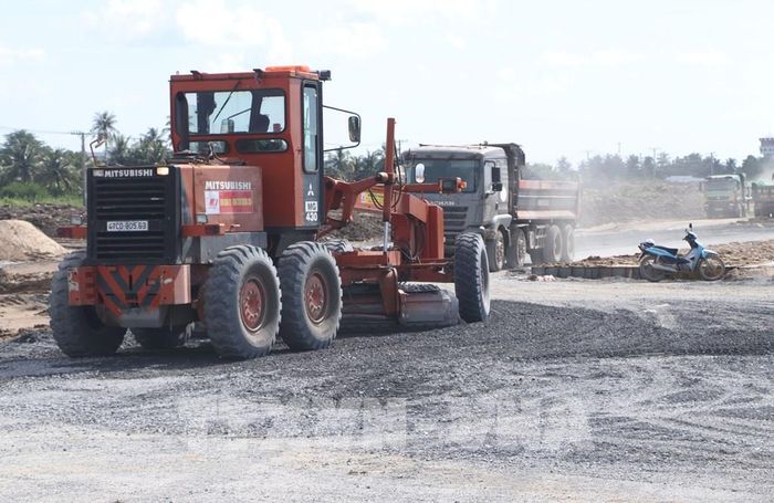 Thi công đẩy nhanh tiến độ các dự án trọng điểm tại Cà Mau. Ảnh: Tuấn Phi - TTXVN