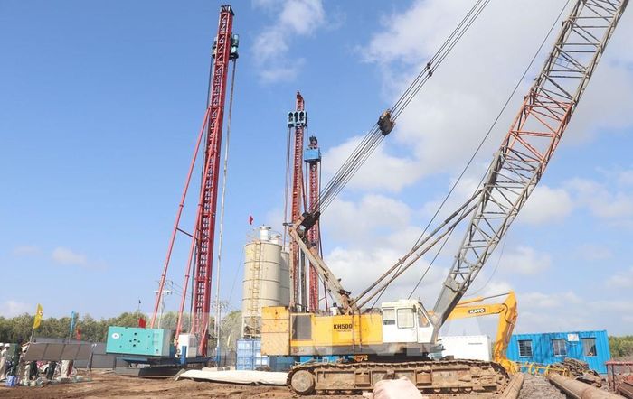 Thi công dự án cao tốc Cái Nước - Đất Mũi. Ảnh: Tuấn Phi - TTXVN