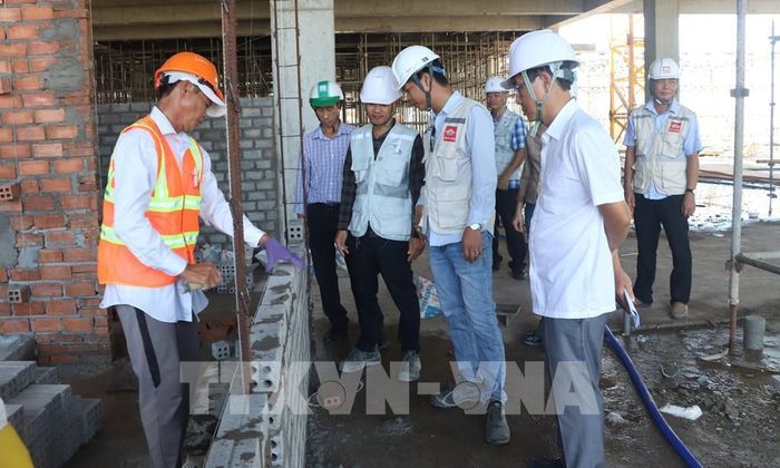 Chủ đầu tư khảo sát công trường Dự án bệnh viện Đa khoa tỉnh Cà Mau 1.200 giường. Ảnh: Tuấn Phi - TTXVN