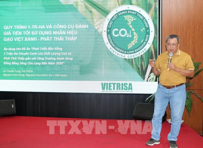 Ông Lê Thanh Tùng, Chủ tịch Hiệp hội ngành hàng lúa gạo Việt Nam (VIETRISA) chia sẻ kiến thức trong sản xuất lúa chất lượng cao, phát thải thấp. Ảnh: Thanh Hòa - TTXVN