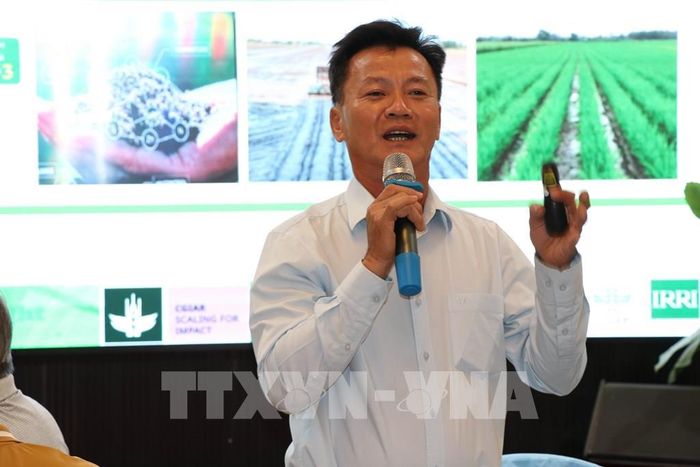 Ông Nguyễn Văn Hiếu, giảng viên Đại học Tiền Giang cập nhật kiến thức canh tác lúa chất lượng cao, phát thải thấp. Ảnh: Thanh Hòa - TTXVN