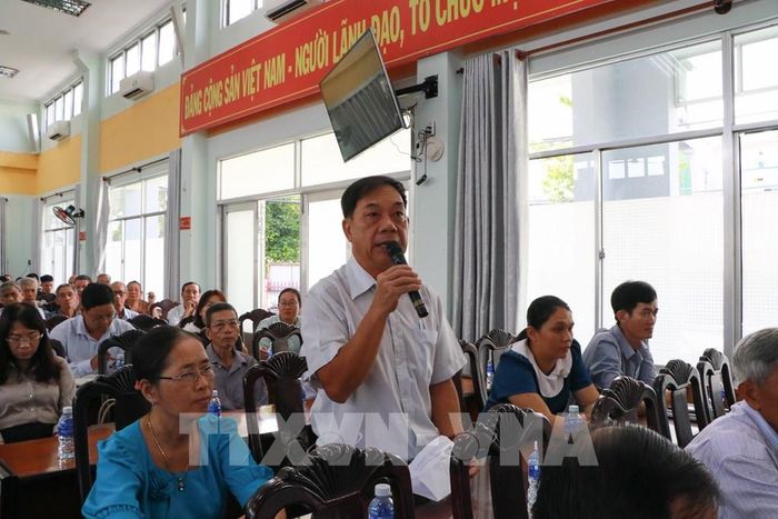 Cử tri nêu ý kiến tại buổi tiếp xúc. Ảnh: Hồng Thái - TTXVN