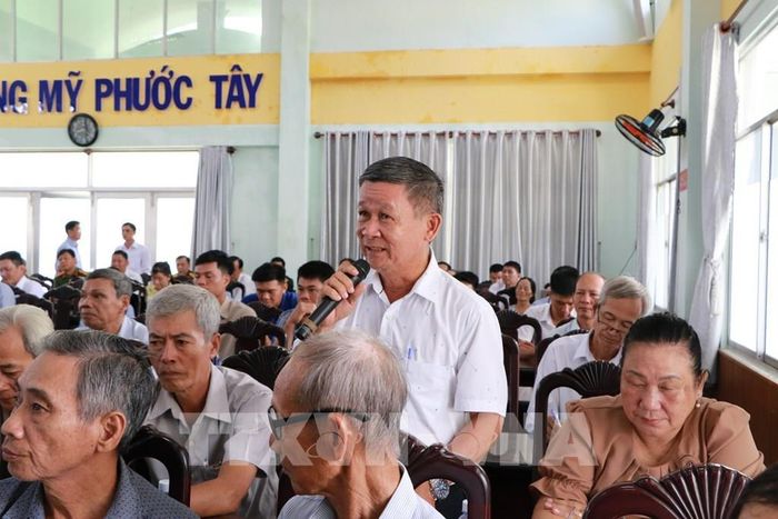 Cử tri nêu ý kiến tại buổi tiếp xúc. Ảnh: Hồng Thái - TTXVN