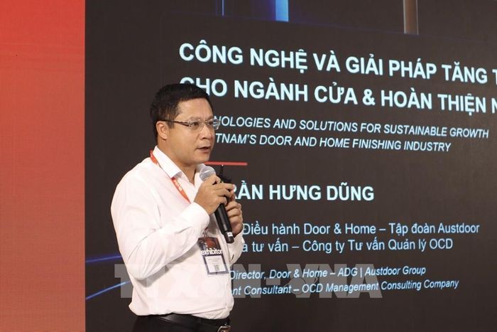 Ông Trần Hưng Dũng, Giám đốc Điều hành Door&Home, Tập đoàn Austdoor, chia sẻ kinh nghiệm ứng dụng công nghệ trong doanh nghiệp tại hội thảo. Ảnh: Xuân Anh - TTXVN 