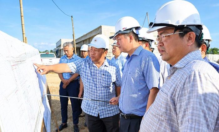 Quyền Tổng giám đốc EVNNPT Hoàng Xuân Khôi (thứ 2 từ phải sang) và đoàn công tác kiểm tra công trường thi công TBA 220kV Sầm Sơn và nghe báo cáo tiến độ triển khai dự án. Ảnh: Thúy Hiền/BNEWS/TTXVN