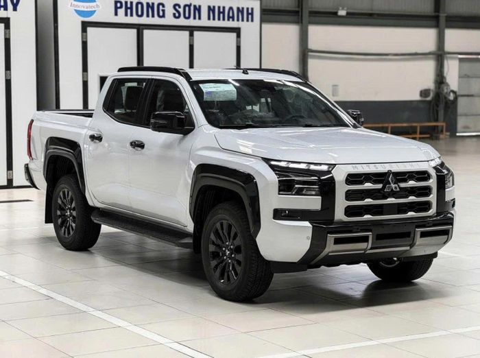 VinFast VF Wild (bên trên) và Mitsubishi Triton (bên dưới).