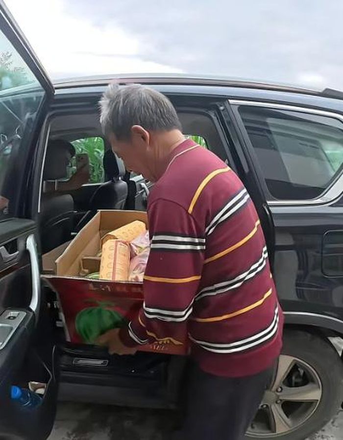Bên cạnh việc mang đến những nhu yếu phẩm và thuốc men cần thiết, Tian thường mang theo bánh sinh nhật cùng những lời nhắn đầy tình cảm từ người thân ở xa, giúp những người cao tuổi này có thêm sự ấm áp và bầu bạn. Ảnh: QQ.com.