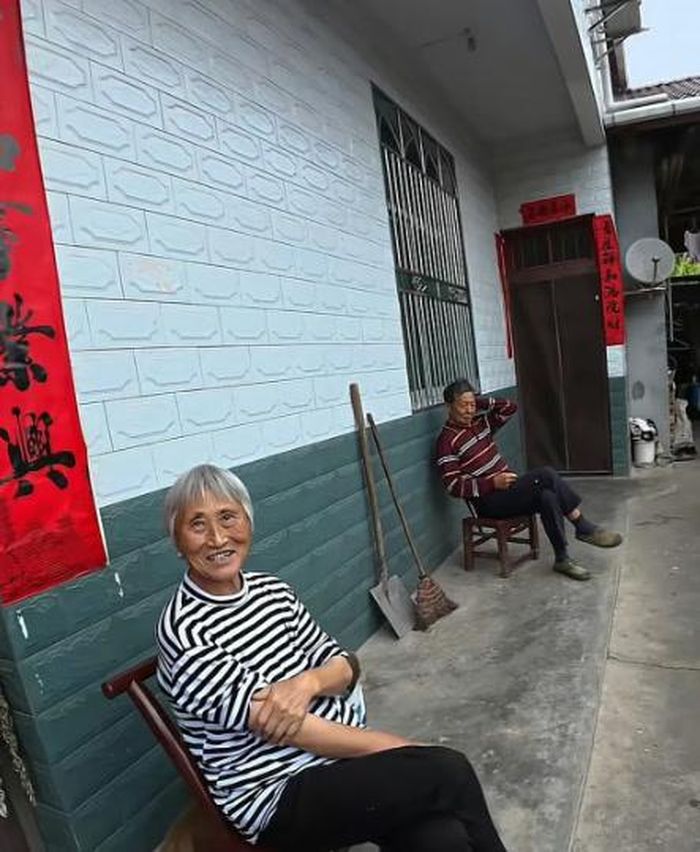 Dù đời sống ngày càng được cải thiện, Tian nhận thấy nhiều người cao tuổi ở vùng nông thôn mong muốn có người bầu bạn hơn là những món quà vật chất. Sau mỗi lần anh ghé thăm, họ thường bày tỏ mong muốn anh sẽ quay lại. Ảnh: QQ.com.