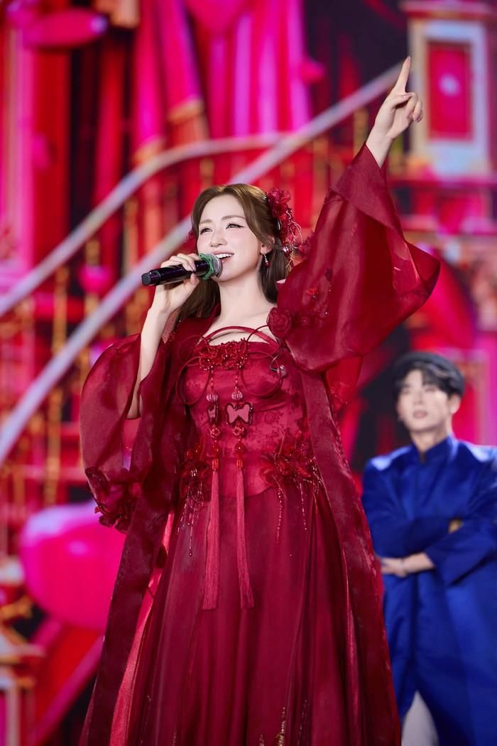 Hòa Minzy liên tục xuất hiện trên nhiều sân khấu lớn, duy trì độ phủ trong đời sống giải trí.