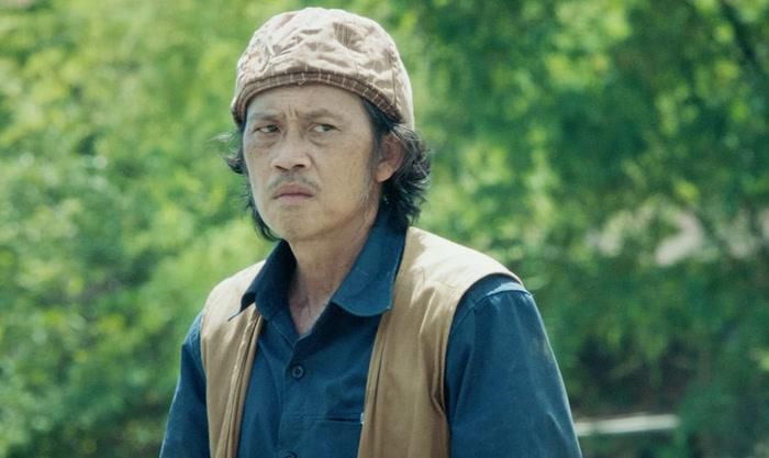Trong Làm Giàu Với Ma, NSƯT Hoài Linh rời xa hình ảnh hài quen thuộc để hóa thân thành một người cha nghèo với câu chuyện giàu cảm xúc về tình phụ tử.
