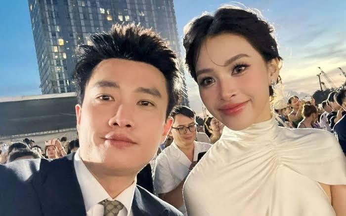Quốc Trường và Tiểu Vy có mối quan hệ đồng nghiệp thân thiết.