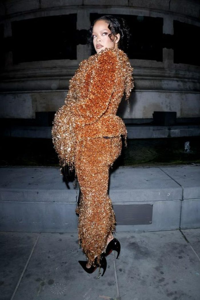  Rihanna lựa chọn bộ trang phục hai mảnh được làm từ chất liệu tua rua ánh kim màu vàng. Ảnh: Getty Images