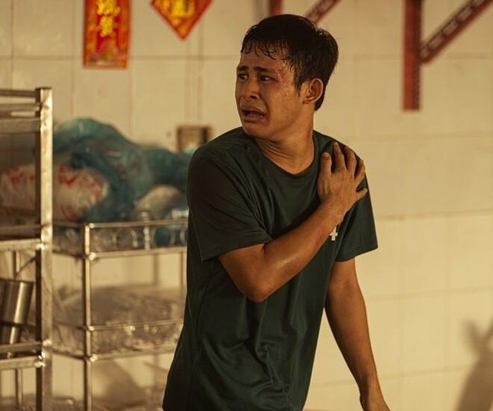 Trong phim, Đinh Viết Tường đảm nhận vai Nhân, chàng trai bị đưa vào trại buôn người và có những biểu hiện của hội chứng Tics.