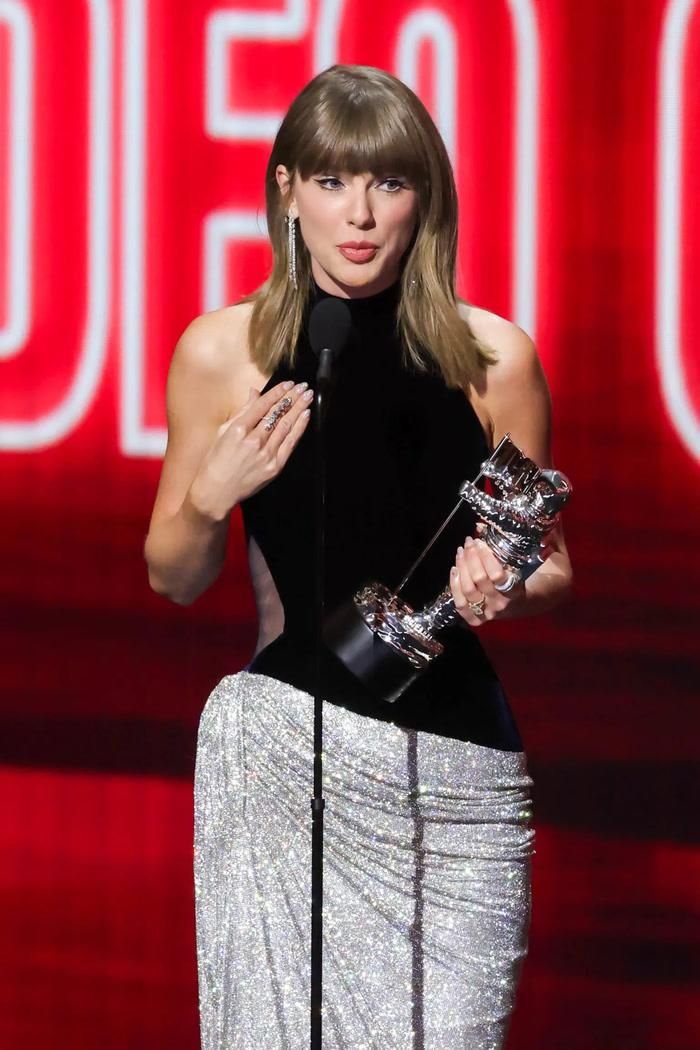 Taylor Swift tiếp tục ghi dấu ấn khi nhận Artist Director Honors, giải thưởng được trao lần đầu tiên trong lịch sử MTV VMAs.