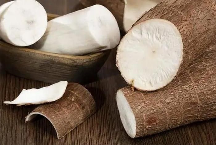 Muốn ăn khoai mì, chúng ta phải gọt vỏ và nấu chín đúng cách. Ảnh minh họa