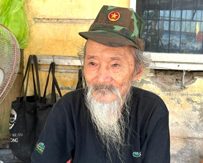 Ở tuổi mà nhiều người đã có thể an nhàn bên con cháu, vợ chồng ông Nhi vẫn phải xoay xở từng ngày mưu sinh nuôi nhau và chăm con