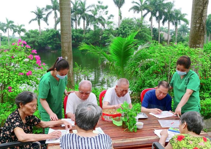 Chuyên nghiệp hóa chăm sóc không chỉ để người cao tuổi được chăm sóc tốt hơn, mà còn để biến một phần công việc chăm sóc không được trả công hiện nay thành việc làm được trả công, có đào tạo, tiêu chuẩn nghề nghiệp và bảo vệ lao động.