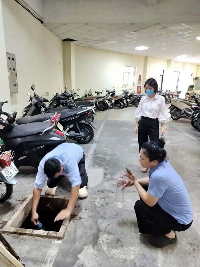 Đơn vị cấp nước và các bên liên quan lấy mẫu nước tại chung cư K1.