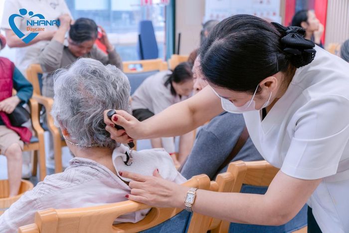Nhân viên hỗ trợ chăm sóc cá nhân cho người cao tuổi tại Trung tâm chăm sóc người cao tuổi Nhân Ái. (Ảnh: Nhân Ái)