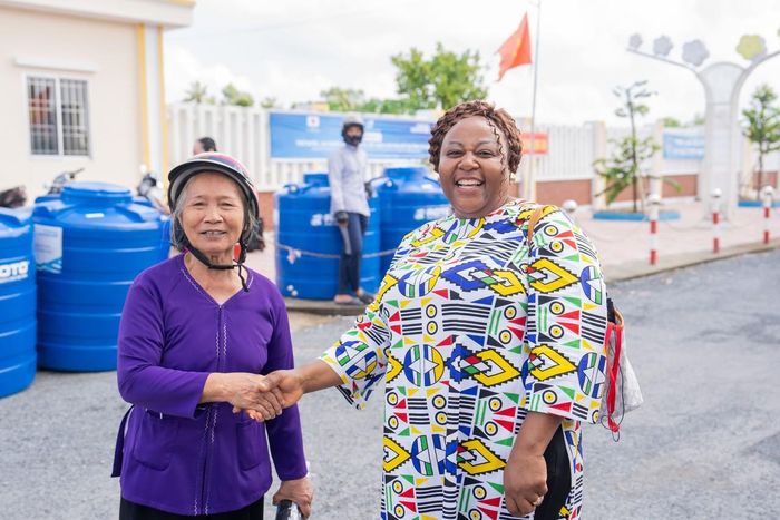 Bà Caroline T. Nyamayemombe, Trưởng đại diện UN Women tại Việt Nam, gặp gỡ một người hưởng lợi từ dự án “Nước là sự sống” tại Cà Mau, tháng 5/2024. (Ảnh: UN Women/ Nguyễn Đức Hiếu)