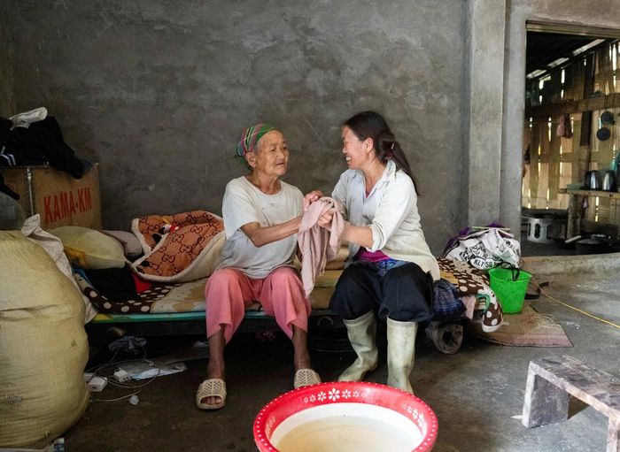 Một phụ nữ chăm sóc mẹ tại nhà ở Lào Cai. Đây là một trong những hộ gia đình được hỗ trợ trong khuôn khổ hoạt động phục hồi sinh kế sau thiên tai do UN Women phối hợp với Hội LHPN địa phương triển khai. (Ảnh: UN Women/ Nguyễn Đức Hiếu)
