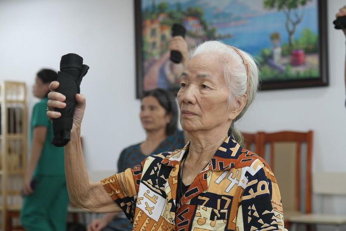 Tại Cơ sở Chăm sóc sức khỏe ban ngày cho người cao tuổi, các "học viên" được hướng dẫn tập vận động đúng cách.