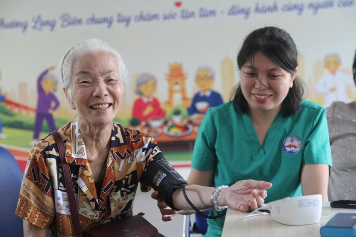 Nhân viên tại Cơ sở Chăm sóc sức khỏe ban ngày cho người cao tuổi tiến hành đo huyết áp cho "học viên".