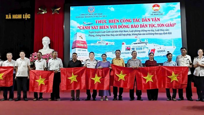 Ban tổ chức trao tặng cờ Tổ quốc và quà cho ngư dân.