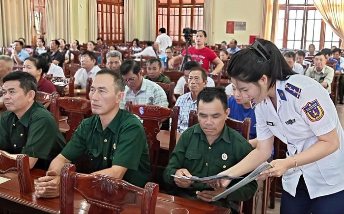 Cán bộ Đoàn Đặc nhiệm phòng, chống tội phạm ma túy số 2 hỗ trợ thông tin tuyên truyền cho người dân