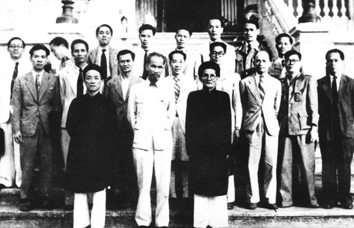 Chủ tịch Hồ Chí Minh và Bộ trưởng Bộ Nội vụ Huỳnh Thúc Kháng (hàng trước, thứ nhất từ phải sang) trong Chính phủ đầu tiên của nước Việt Nam Dân chủ Cộng hòa. Ảnh tư liệu