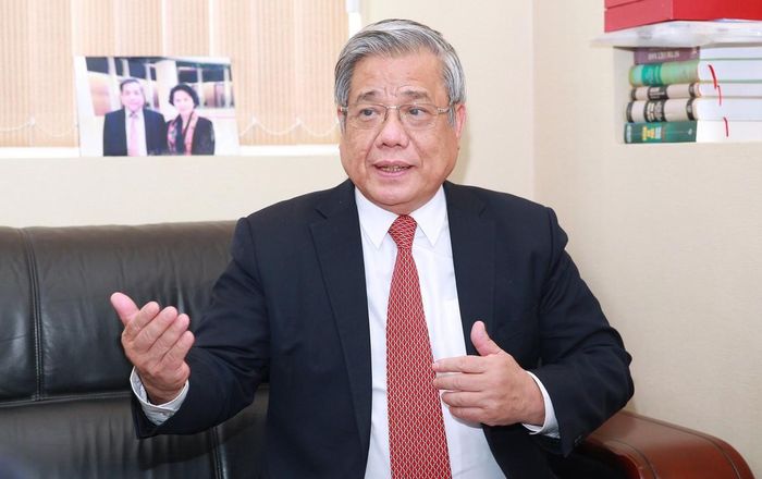 Giáo sư, Tiến sĩ khoa học, Nhà giáo Nhân dân Vũ Minh Giang, Chủ tịch Hội đồng Khoa học và Đào tạo (Đại học Quốc gia Hà Nội), Phó Chủ tịch Hội Khoa học Lịch sử Việt Nam