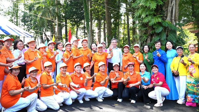 Lãnh đạo thành phố và địa phương cùng chụp hình với hội người cao tuổi tại chương trình. 