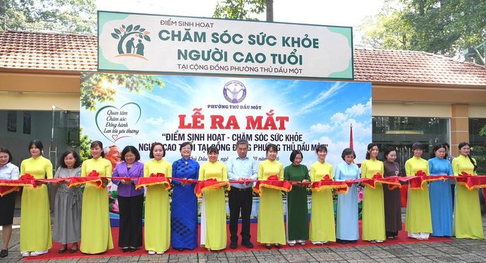 Nghi thức cắt băng khai mạc “Điểm sinh hoạt - chăm sóc sức khỏe người cao tuổi tại cộng đồng phường Thủ Dầu Một”.