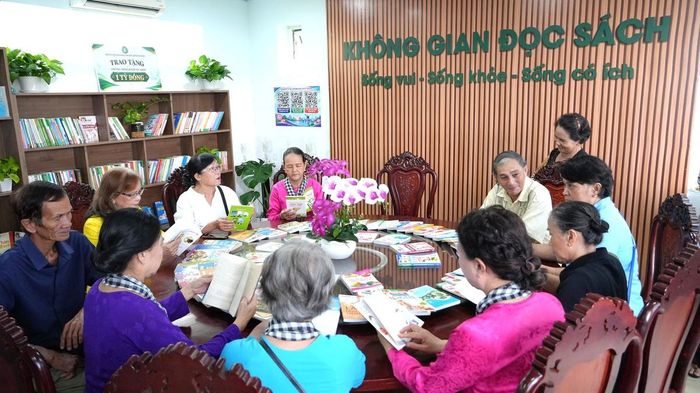 Không gian đọc sách tại Điểm sinh hoạt - chăm sóc sức khỏe người cao tuổi tại cộng đồng phường Thủ Dầu Một”.