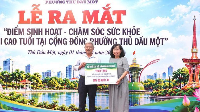 Hội Người cao tuổi TPHCM trao tặng máy đo huyết áp.