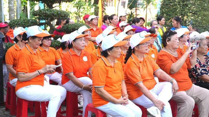 Nhiều cô chú tham gia lễ ra mắt “Điểm sinh hoạt - chăm sóc sức khỏe người cao tuổi tại cộng đồng phường Thủ Dầu Một”