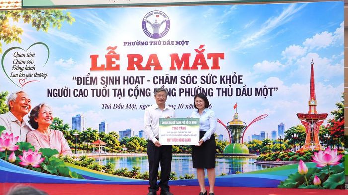 Chi cục Dân số TPHCM trao tặng máy nước nóng lạnh.