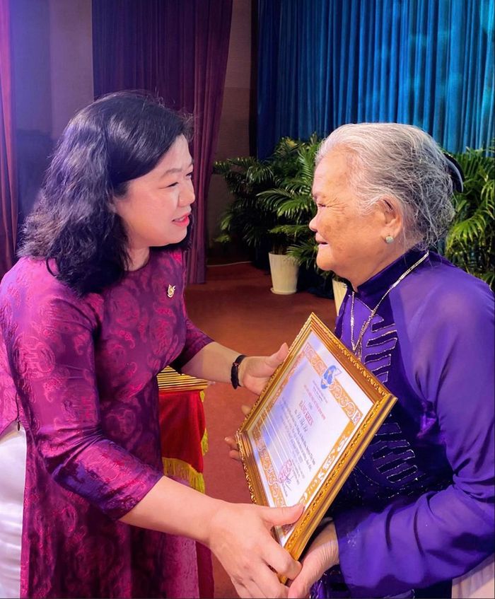 Phó Chủ tịch Hội LHPN tỉnh Gia Lai Phùng Thị Ngọc Tuyết trao bằng khen cho điển hình học tập và làm theo tư tưởng, đạo đức, phong cách Hồ Chí Minh, giai đoạn 2021-2025
