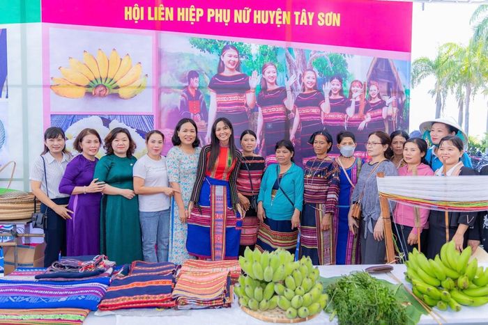 Chị Phùng Thị Ngọc Tuyết (thứ 3 từ trái qua), Phó Chủ tịch Hội LHPN tỉnh Bình Định cũ, nay là tỉnh Gia Lai cùng hoa hậu H'Hen Niê tham dự Ngày hội Phụ nữ khởi nghiệp tỉnh Bình Định năm 2023
