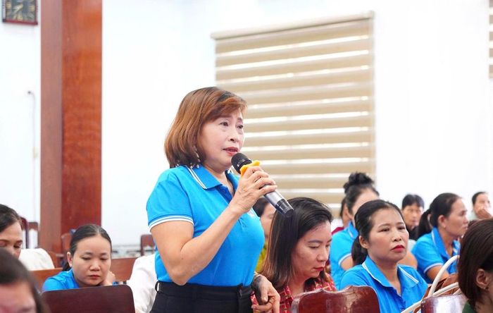 Chị Phạm Thị Mỹ Hạnh, Chi hội trưởng phụ nữ thôn An Bình, chia sẻ tại Hội nghị