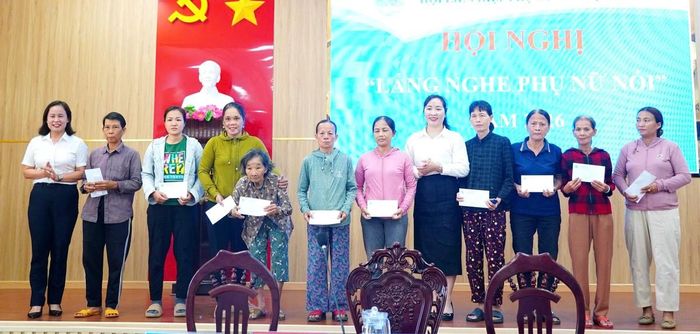Dịp này, Hội LHPN tỉnh trao 10 suất quà cho các hội viên phụ nữ có hoàn cảnh khó khăn, mỗi suất quà trị giá 1 triệu đồng, góp phần động viên, chia sẻ với các chị em trong cuộc sống.