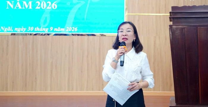 Cán bộ Hội LHPN tỉnh Quảng Ngãi trao đổi, giải đáp một nội dung tại hội nghị.