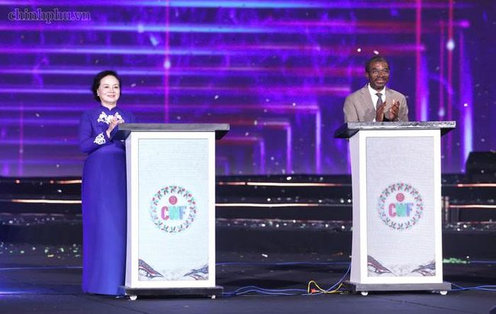Phó Thủ tướng Phạm Thị Thanh Trà và ông Lazare Eloundou Assomo, Giám đốc Trung tâm Di sản Thế giới UNESCO, thực hiện nghi thức khai mạc Lễ hội Văn hóa Thế giới tại Hà Nội lần thứ II - Ảnh: chinhphu.vn/Thu Giang
