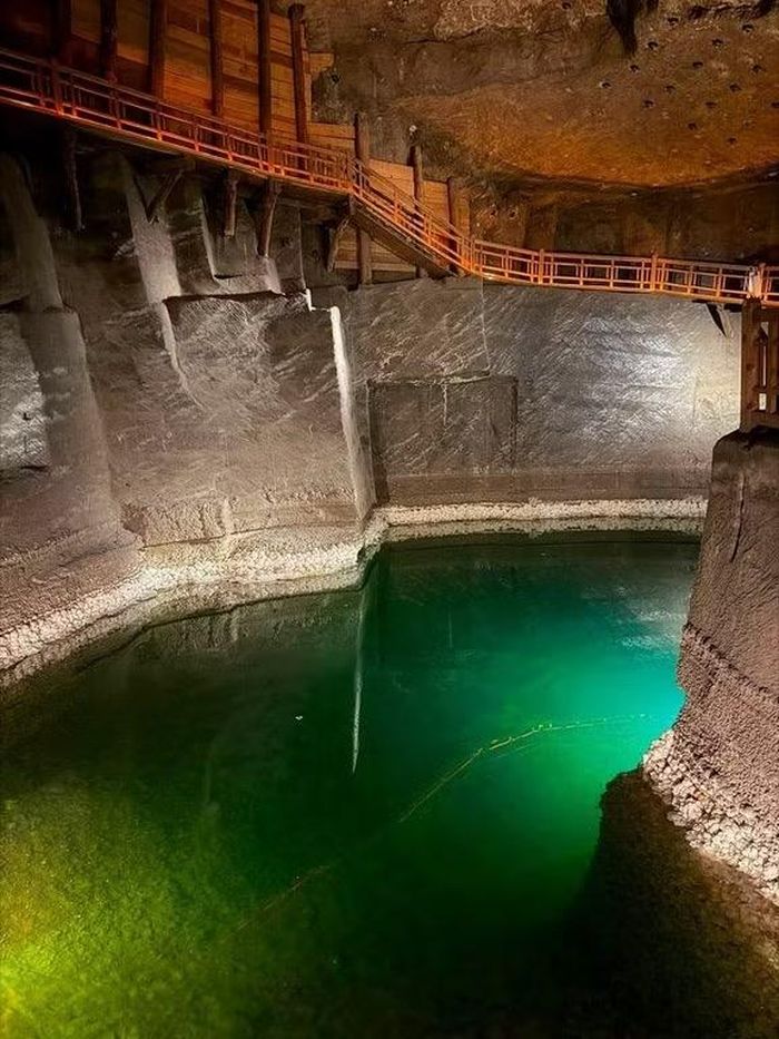  Một góc mỏ muối Wieliczka với những đại sảnh và đèn chùm được chế tác từ đá muối, cùng hệ thống lối đi chạy quanh các hồ nước dưới lòng đất﻿ 