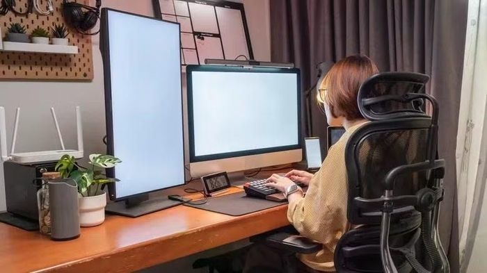 Thay vì để thiết bị nằm phủ bụi, chỉ cần kết nối TV với laptop hoặc máy tính để bàn là có thể mở rộng đáng kể không gian làm việc